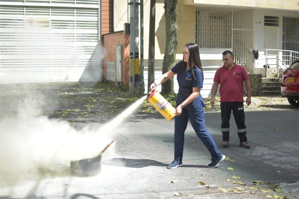 Personal técnico de Extintores Einseg realizando pruebas de seguridad