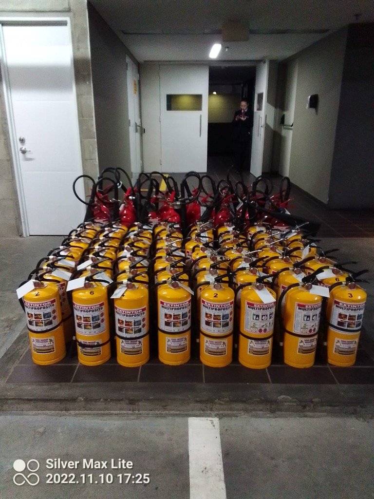 Entrega de extintores recargados listos en oficinas en Medellín